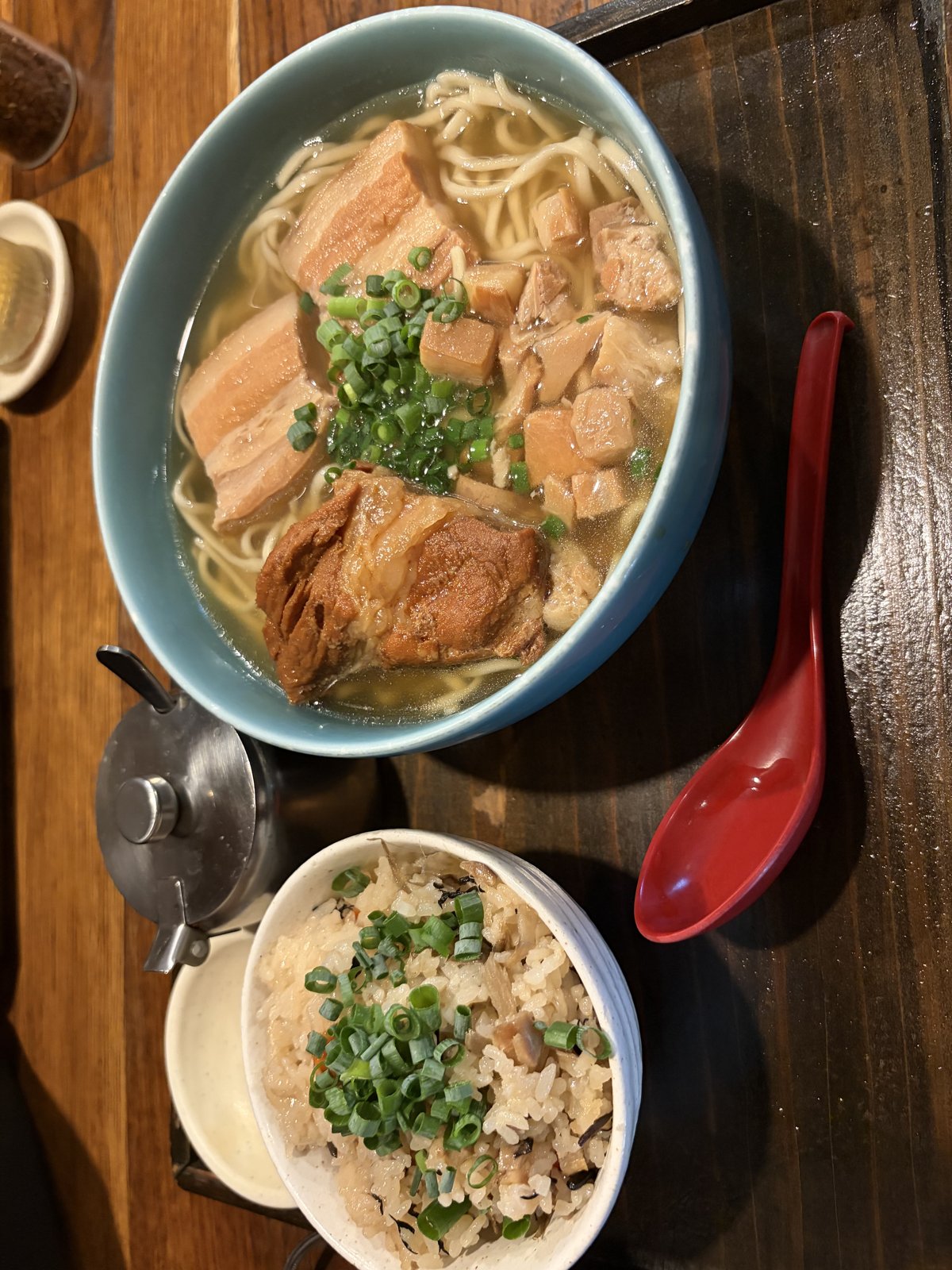 三枚肉とソーキがのった沖縄そばとじゅーしー