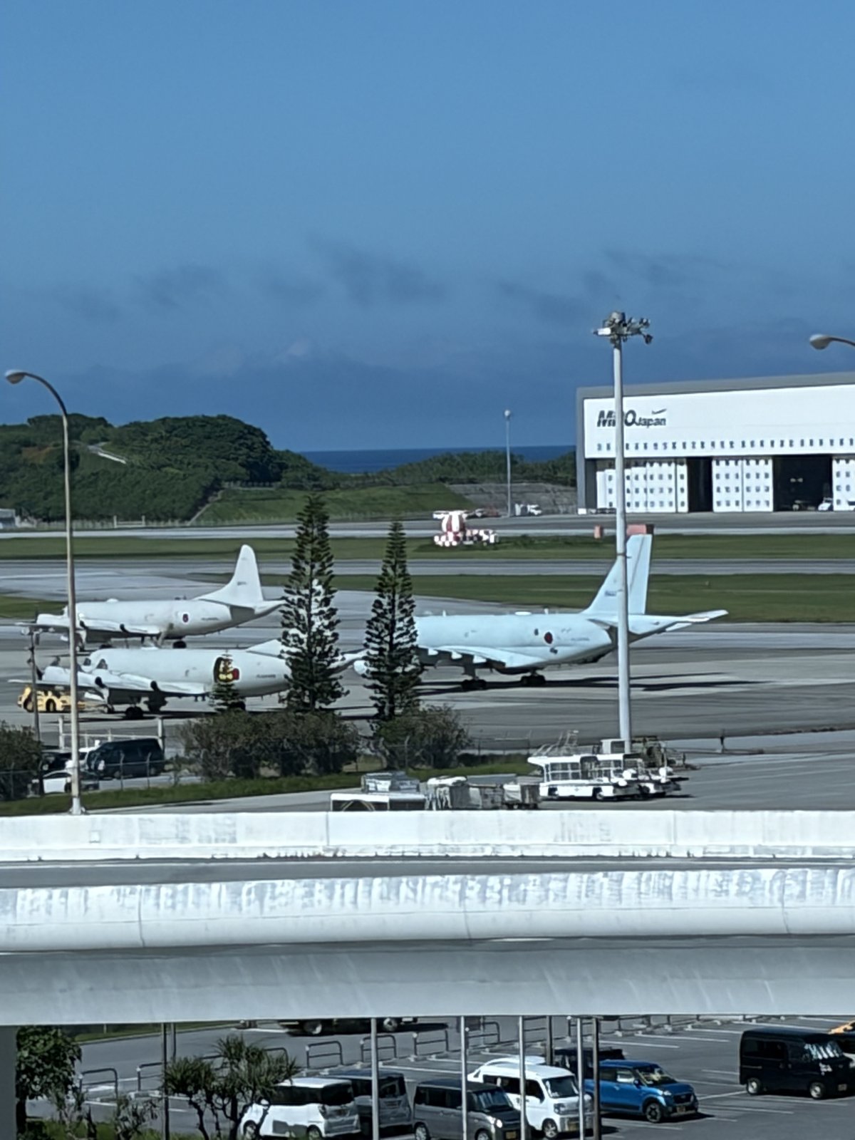 那覇空港の滑走路と自衛隊機