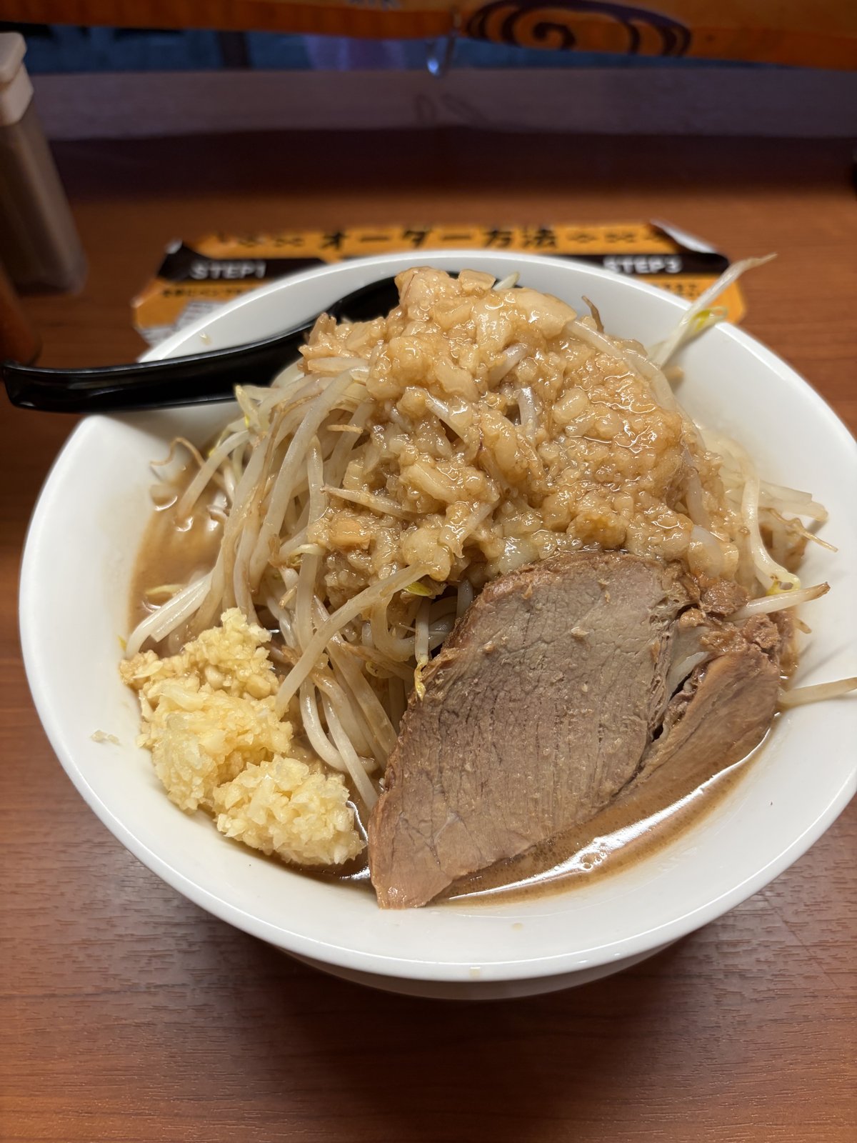 ヤサイとニンニクがのったラーメン