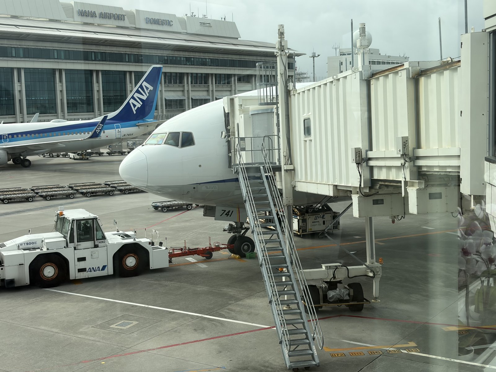 那覇空港で待機するANAの機体