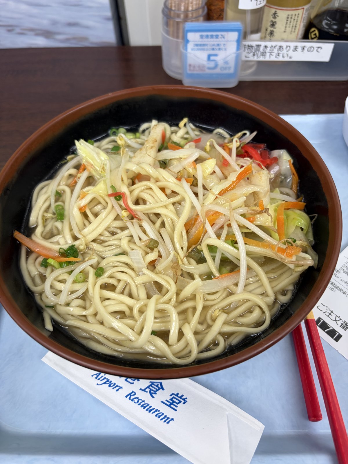 空港食堂の野菜そば