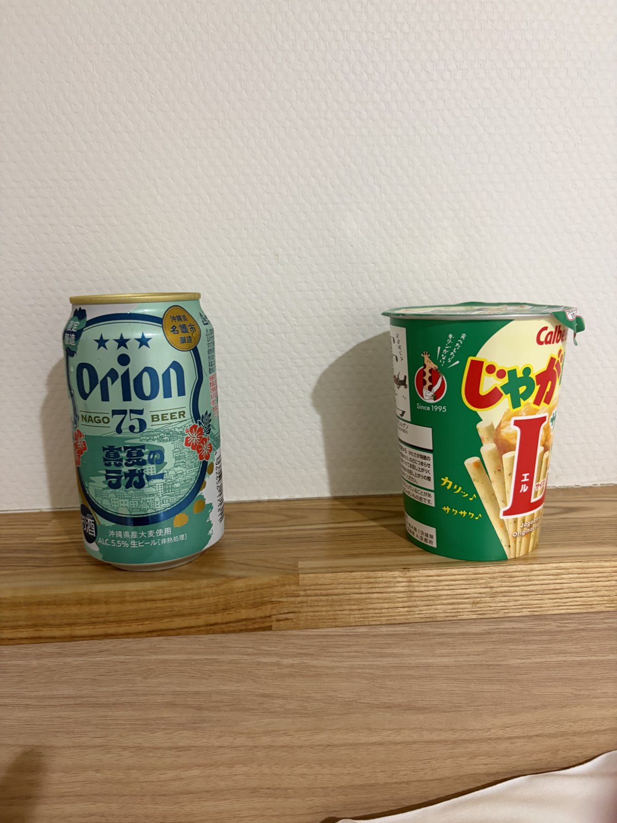 ホテルの部屋のオリオンビールとじゃがりこ