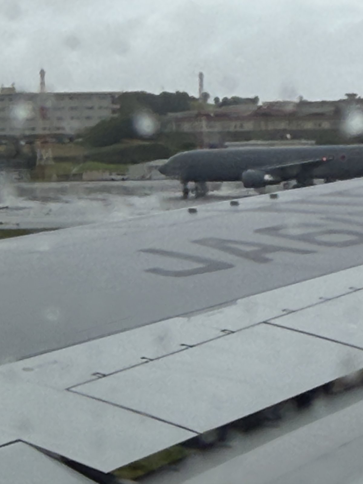 雨の那覇空港を離陸する機窓