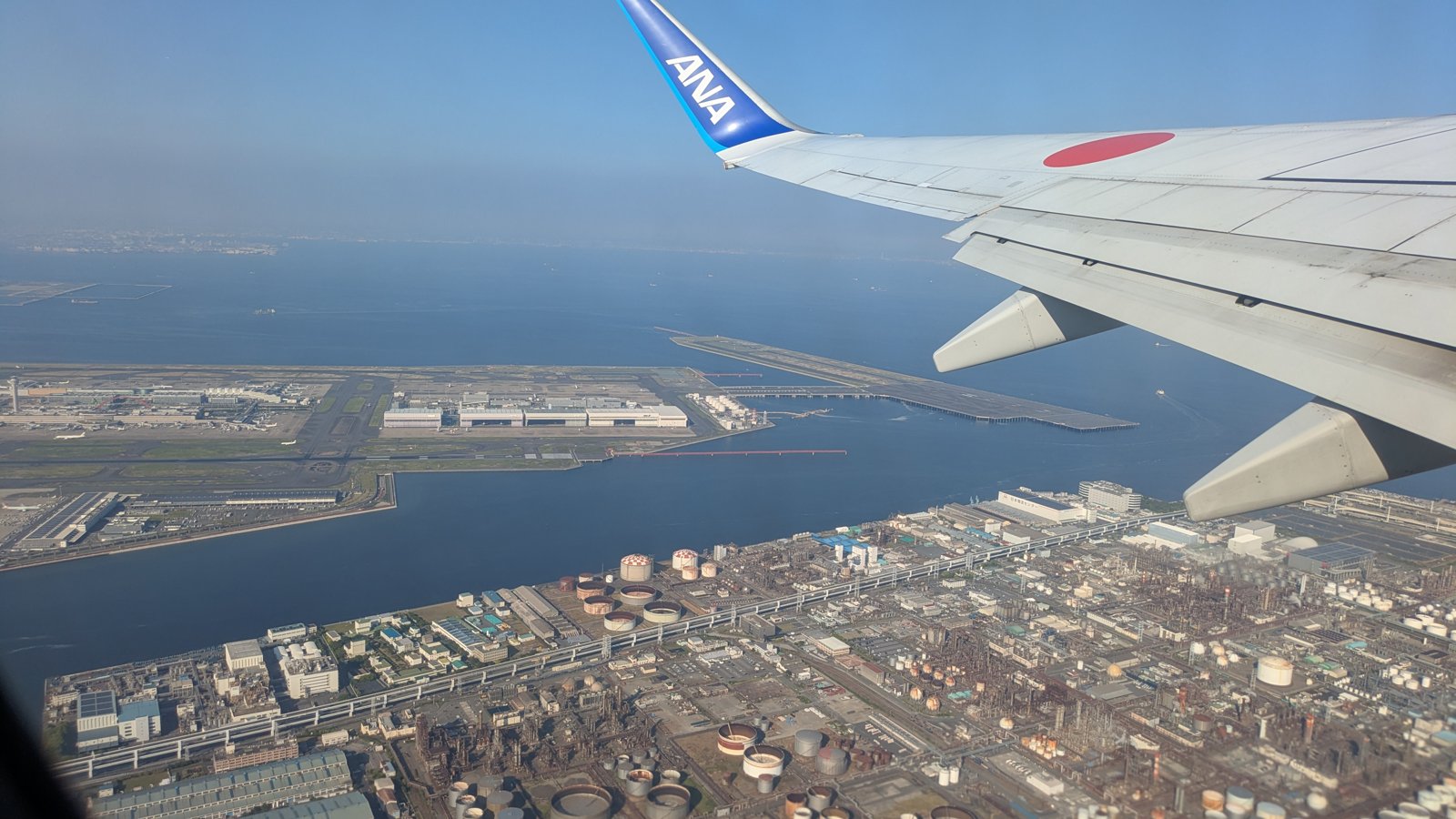 羽田空港を離陸してすぐの機窓から見た東京湾