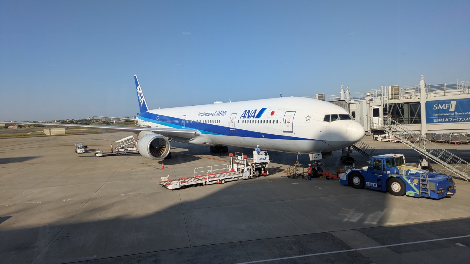 5月の修行の朝、伊丹空港で出発を待つANA機